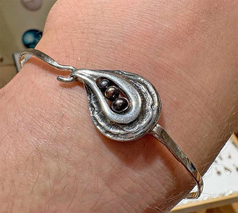 Oyster Shell Peapod Bracelet - Image 2