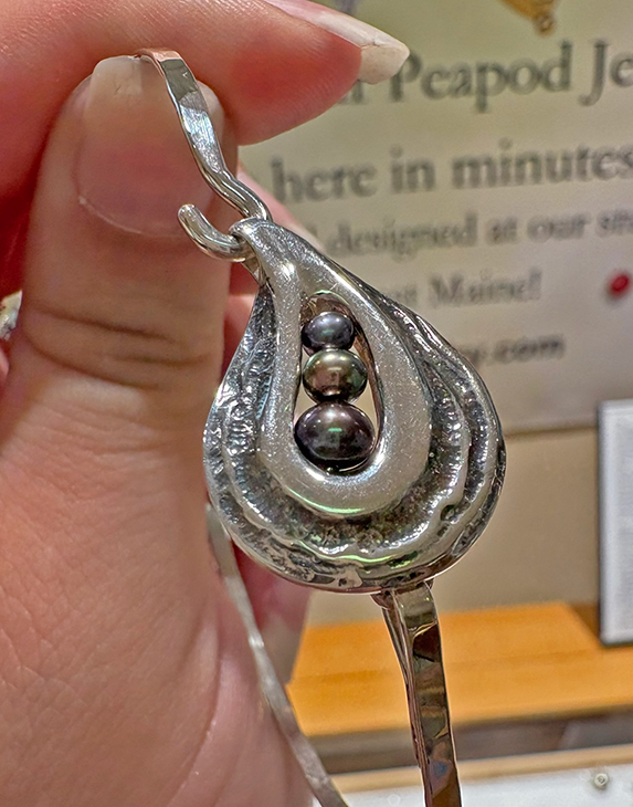 Oyster Shell Peapod Bracelet - Image 4