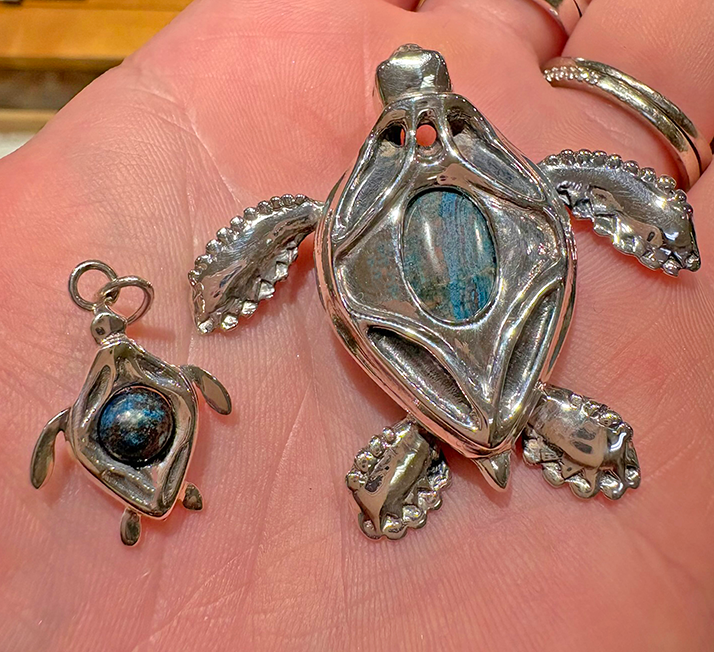 Peapod Sea Turtle Necklace - Image 8