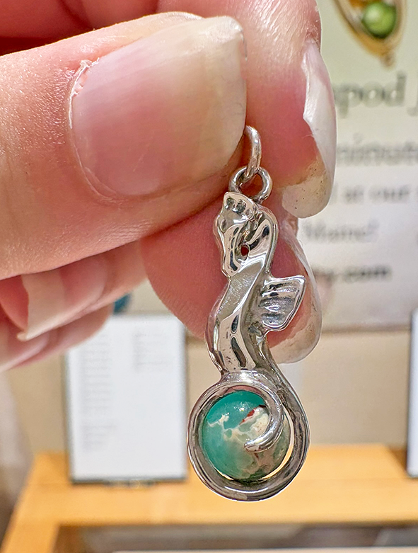 Peapod Seahorse Charm - Image 2